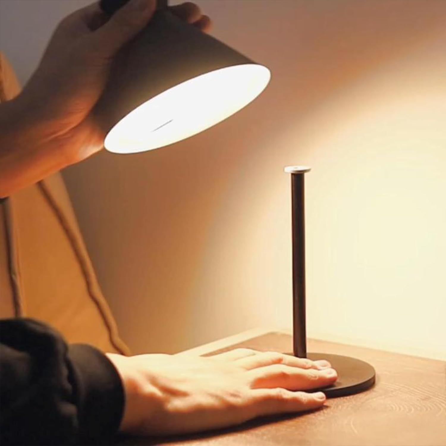 DEELUX Trådlös LED-bordslampa – Elegant design för alla tillfällen svart