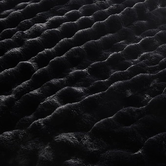 EMME Vinterbäddset "Rabbit Fur" – Lyxig elegans i djupsvart (200x200cm)