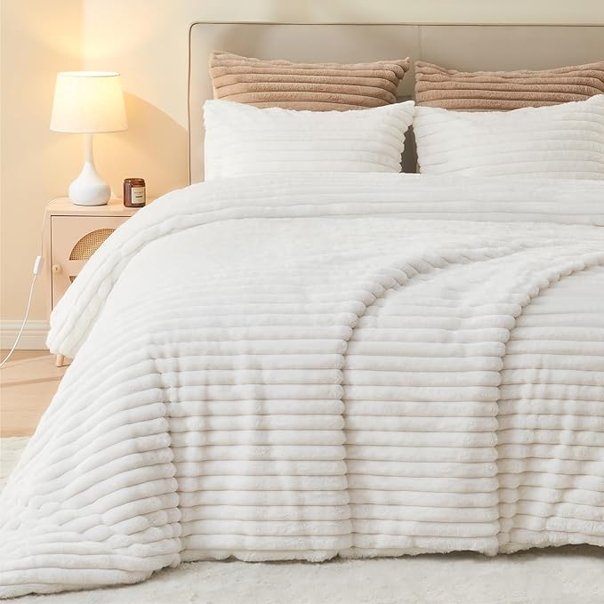 EMME Lyxigt Bäddset i fuskpäls – Elegant randig design (200x200cm, Vit)